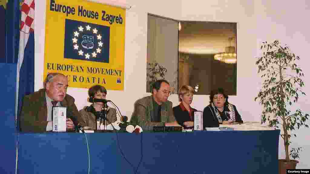 Velimir Visković, Mirjana Rakela, Nenad Pejić, Michelle Du Bach, na promiciji knjige ¨Dnevnici¨ autora, urednice RSE Mirjane Rakela, Zagreb, 24. novembar 2001.