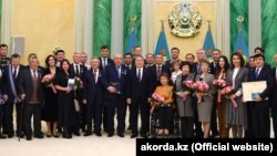 Президент Казахстана Нурсултан Назарбаев (в центре) с обладателями государственных наград, включая его младшую дочь Алию (пятая справа от Назарбаева). Астана, 14 декабря 2018 года.