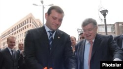 Armenia -- France Telecom Chairman Didier Lombard (R) and Yerevan's Deputy Mayor Taron Markarian inaugurate a new office of the Orange-Armenia wireless network on November 5, 2009.