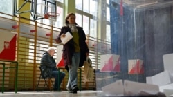 În imagine, alegătoare din Polonia, la o secție de vot din capitala Varșovia, duminică, 18 mai.