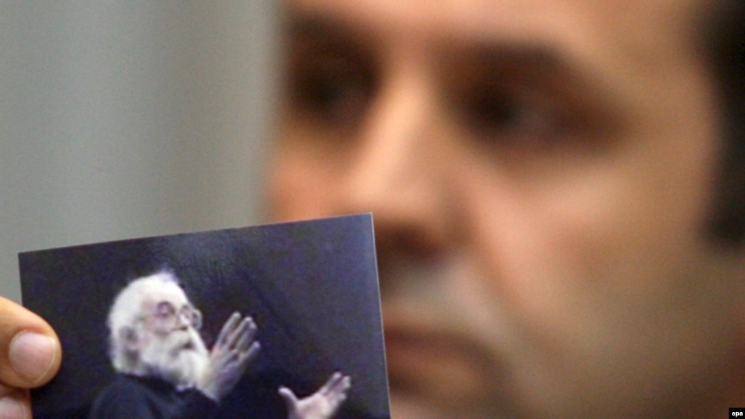 Rasim Ljajić, predsednik Nacionalnog saveta za saradnju s Haškim tribunalom, pokazuje sliku na kojoj je Radovan Karadžić na pres konferenciji u Beorgadu, 22. jul 2008.