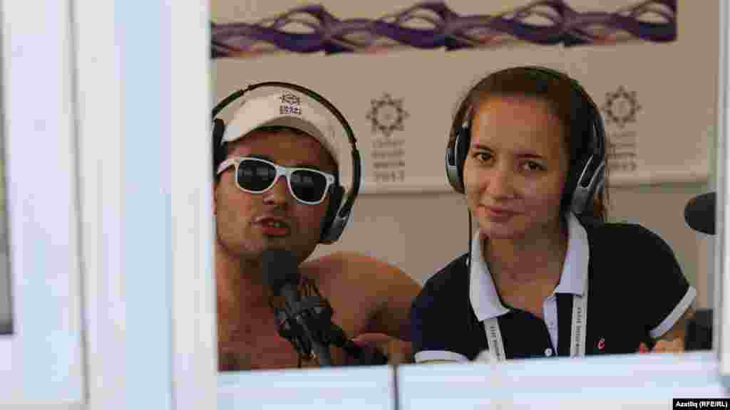 "СәләтFM" радиосы ди-джейлары Алисә Җамалиева һәм Алмаз Гәрәев