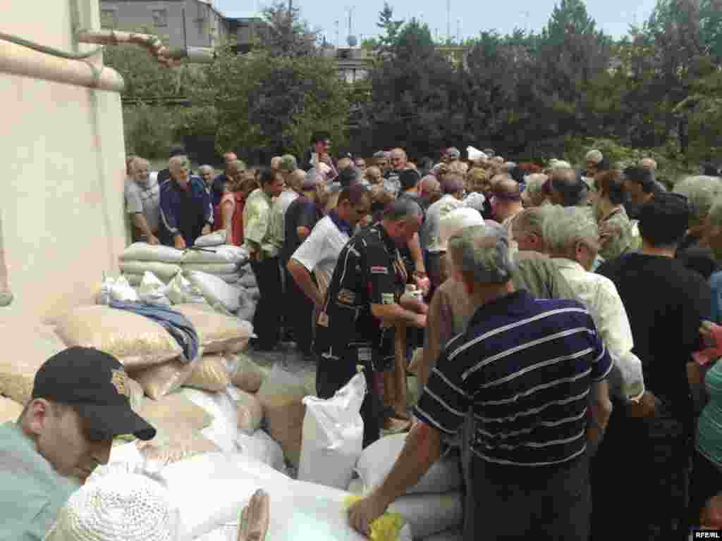 Раздача гуманитарной помощи в Гори, 12 августа 2008 года 