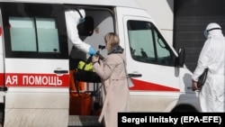 Необходимости отмены занятий в школах или детских садах нет. Но крайне важно, чтобы учебное заведение неукоснительно и педантично соблюдало санитарные нормы