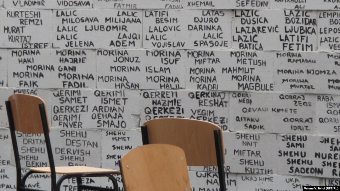 Imena nestalih na Kosovu ispisana na zidu u Prištini, april 2011.