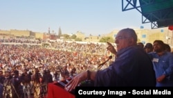 محمود خان اڅکزی په کوټه کې یوې ولسي غونډې ته وینا کوي