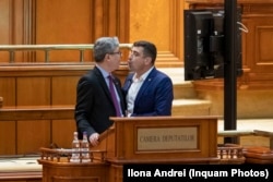 Джорджэ Сім’ён (справа) гневаецца на Вірджыла Папэску