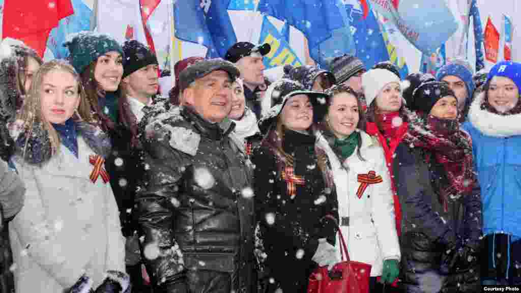 Рөстәм Миңнеханов "Яшь гвардия" хәрәкәте яшьләре янәшәсендә