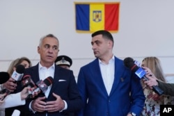 George Simion și Călin Georgescu (stânga) au venit împreună la vot cu soțiile lor, la Mogoșoaia. În primul tur de scrutin, din Simion s-a clasat pe locul I, cu 40,9% din opțiunile de vot, un scor dublu față de contracandidat, dar și față de scorul lui Georgescu în noiembrie.