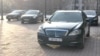 Один из бывших служебных автомобилей акима ЗКО Алтая Кульгинова (на переднем плане). Уральск, 18 ноября 2016 года. 