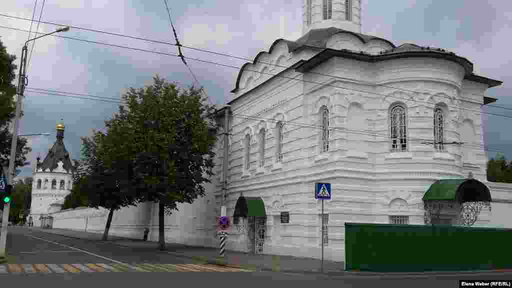 Туристер жиі баратын орындардың бірі – Кострома діни монастырлері. Солардың бірі – қаланың орталық бөлігіндегі 1426 жылы тұрғызылған Богоявленск-Анастасия әйелдер монастырі. Сонымен бірге Костромада Романовтар әулетінің резиденциясы болған, іргетасы 1330 жылы қаланған Ипатьев монастырі де бар.