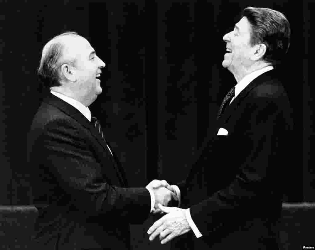 Март 1985 года. Михаил Горбачев избран новым генеральным секретарем ЦК КПСС. Новый лидер обещает проводить более открытую и дружелюбную внешнюю политику и начать серьезные перемены внутри страны. Подобные заявления советские вожди делали и раньше, но на сей раз это серьезно. На снимке: Михаил Горбачев и президент США Рональд Рейган приветствуют друг друга во время одной из их первых личных встреч. 