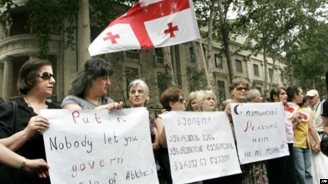 Georgians forming a human chain in Tbilisi