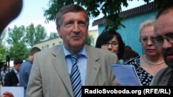 Лікар-невролог клініки Шаріте Лутц Хармс спілкується з журналістами, Харків, 8 травня 2012 року (фото О.Овчинникова)