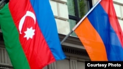 Երկու երկրների դրոշները