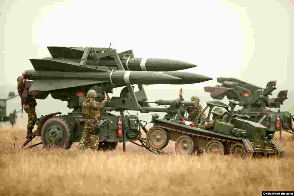 Зенитно-ракетные комплексы HAWK В заявлении Государственного департамента США от 30 декабря сообщается, что последний пакет вооружений будет включать «боеприпасы для противовоздушной обороны». В то же время AP утверждает, что Киеву будут предоставлены системы противовоздушной обороны HAWK. Ракетная система HAWK впервые поступила на вооружение армии США в 1959 году. Эти ракеты оказались эффективными против российских беспилотников «Шахед» иранской разработки, которые движутся с небольшой скоростью