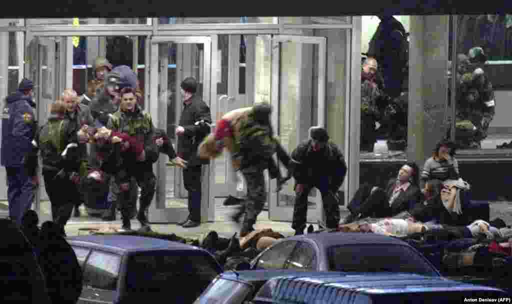 В октябре 2002 года боевики-исламисты ворвались в московский театр и взяли в заложники почти тысячу зрителей, актеров и других людей, требуя вывода федеральных войск из Чечни. Власти заявили, что все нападавшие были убиты при штурме театрального центра, проведенного через три дня после его захвата. Тогда погибли также 130 заложников, многие — из-за воздействия примененного спецслужбами нервнопаралитического газа, закачанного в здание. Критики назвали операцию по спасению людей неудачной.