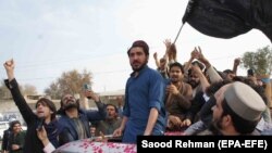 د غورځنګ د مشر منظور پښتين په ګډون محسن داوړ، علي وزير، عبدالله ننګيال او نور مشران هم ورغلي دي. (انځور: د منظور پښتین له زندانه تر خوشي کېدو وروسته عکس)