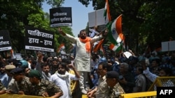 Demonstranti u New Delhiju tokom protestne šetnje zbog napada u Kašmiru 24. aprila
