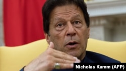 د پاکستان وزیر اعظم عمران خان له امریکايي ولسمشر ډونلډ ټرمپ سره په واشنګټن کې د لیدنې پر مهال