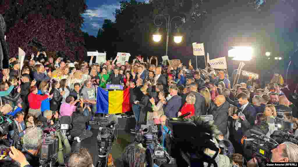 Nicușor Dan, înconjurat de presă și simpatizanți, imediat după anunțarea estimărilor la ieșirea de la urne. Diferența de circa 10% dată de exit poll-uri a fost confirmată ulterior de rezultatele parțiale.
