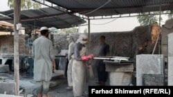 په خیبر ضلع کې کارګران د یوې کارخانې دننه کار کوي - د ارشیف انځور. 