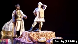 Фрагмент спектакля "Кәҗүл читек" театра имени Г.Кариева в Казани, 2018 год