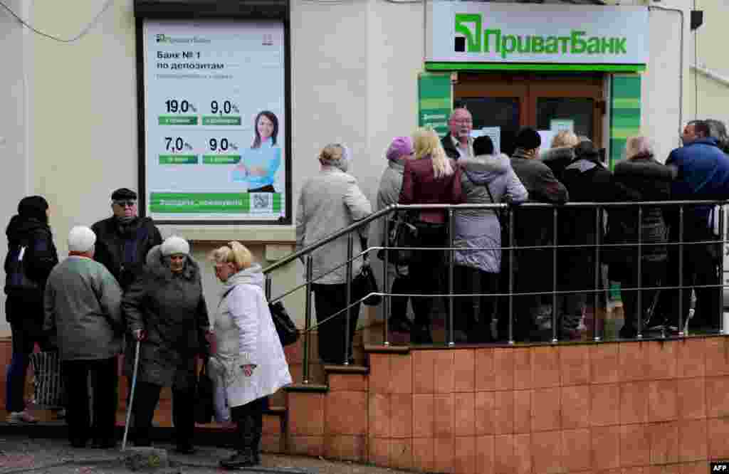 Очередь клиентов украинского "Приватбанка", который прекратил свою работу в Крыму