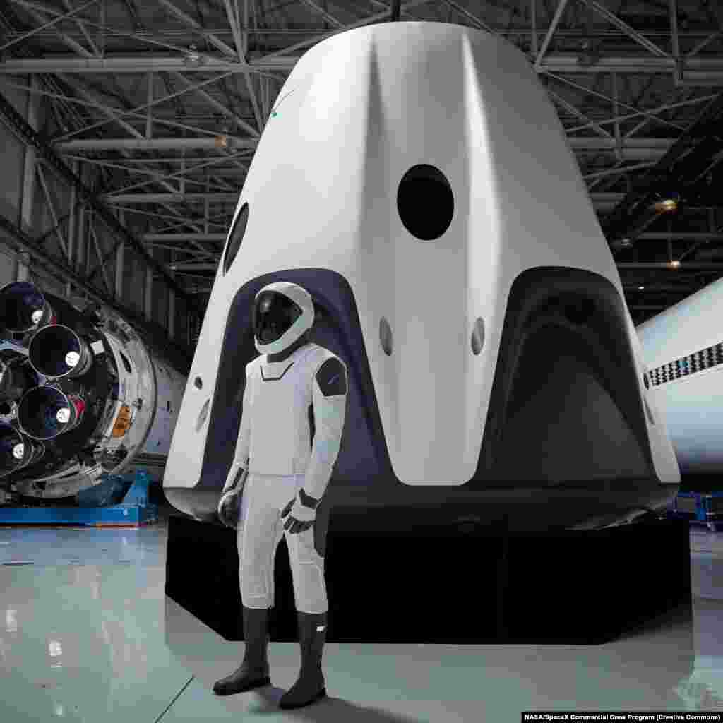 Демонстрація скафандру, призначеного для капсули Crew Dragon. Цілісний костюм оснащений чобітками, які надійно закріплюються до сидіння Dragon, з вогнестійкою тефлоновою зовнішньою обшивкою і зручним сенсорним екраном під рукою