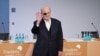 Scriitorul Salman Rushdie și-a pierdut un ochi după ce a fost înjunghiat, în timpul unui eveniment care îl avea ca invitat, de către un bărbat.
