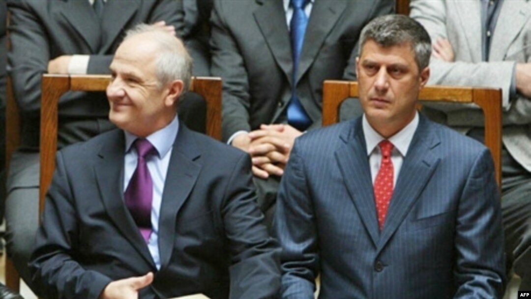 Predsednik i premijer Kosova Fatmir Sejdiu i Hašim Tači sa primercima Predloga ustava na ceremoniji potpisivanja u Prištini, 7. aprila 2008.