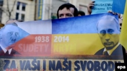 Ілюстраційне фото. Акція протесту у столиці Чехії проти збройної агресії Росії у Криму. Прага, 8 березня 2014 року 