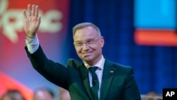 Poljski predsednik Andžej Duda maše na događaju CPAC 2025 u Vašingtonu 22. februara 2025.