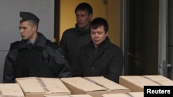 Костянтин Лебедєв у супроводі поліцейського, 17 жовтня 2012