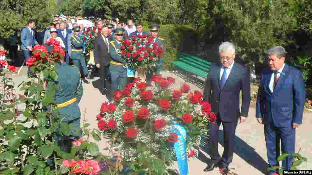 Жергілікті билік өкілдері "Ана мен бала" ескерткішіне гүл қойды. Шымкент, 31 мамыр 2016 жыл.