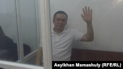 Жанболат Мамай, журналист, издававший газету "Саяси калам. Трибуна", обвиняемый в легализации средств, якобы незаконно выведенных из БТА Банка. Алматы, 21 августа 2017 года.