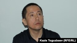 Асет Абишев в зале суда, где слушается дело, по которому его обвиняют в участии в деятельности движения «Демократический выбор Казахстана». Алматы, 25 октября 2018 года.