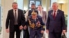 Generalul maior în retragere Radu Theodoru (centru), la sediul Ambasadei Rusiei în București, pe 20 februarie 2025.