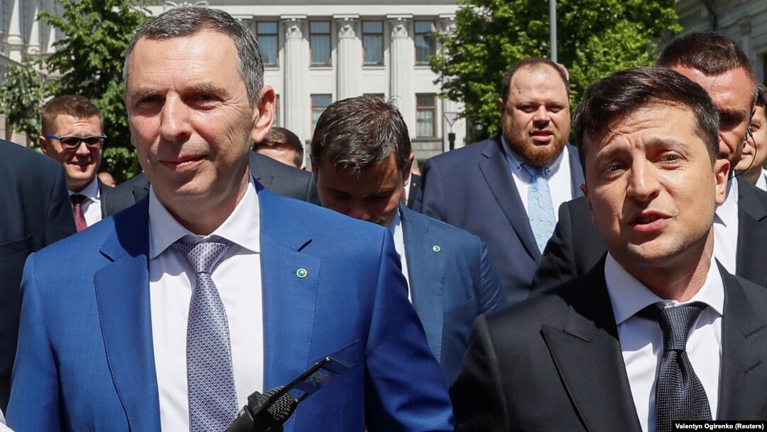 Serghii Şefir (stânga) este unul dintre consilierii președintelui Volodimir Zelenski (dreapta). Cei doi sunt buni prieteni iar atacul asupra vieții consilierului a avut loc în timpul elaborării reformelor anticorupție din țară.