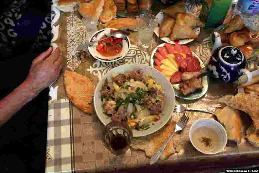 Зарафшанские казахи, наряду с мясом, по местным традициям гостям предлагают плов.