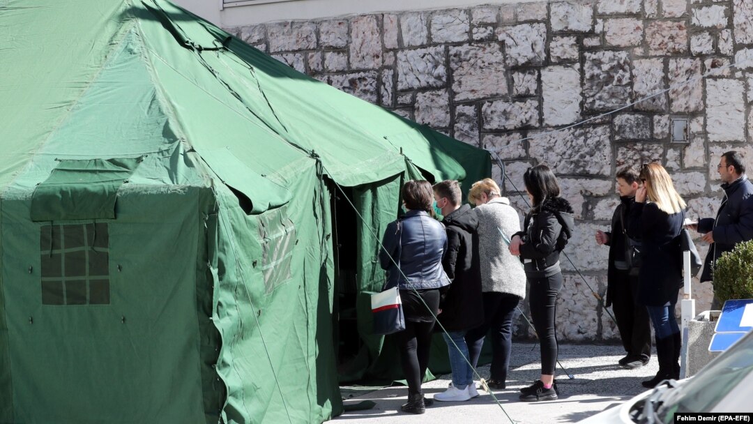 Ljudi koji čekaju pregled ispred šatora koji je postavljen ispred Kliničkog centra u Sarajevu
