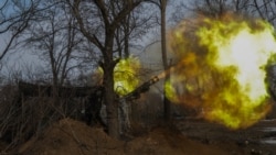 <p>Самоходная артиллерийская установка M109 Paladin ведёт огонь в сторону города Часов Яр, недалеко от Бахмута. Под утро штурмовые группы российской армии попытались продвинуться к передовым оборонительным сооружениям ВСУ. 24-я отдельная механизированная бригада задействовала американскую гаубицу калибром 155 миллиметров