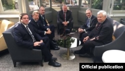 Զոհրաբ Մնացականյանը, Էլմար Մամեդյարովը, ԵԱՀԿ Մինսկի խմբի համանախագահներ Իգոր Պոպովը, Ստեֆան Վիսկոնտին, Էնդրյու Շոֆերը և ԵԱՀԿ գործող նախագահի անձնական ներկայացուցիչ Անջեյ Կասպշիկը Բրյուսելում, 12-ը հուլիսի, 2018թ.