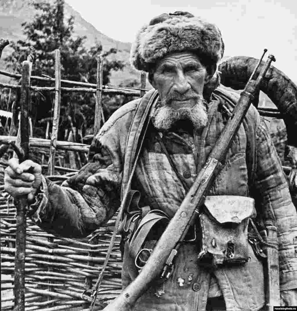 Мисливець з Осетії на світлині 1970-х років. Осетини – іранська етнічна група, яка розмовляє мовою, близькою до перської. У 1989 році з близько 98 500 жителів Південної Осетії дві третини становили етнічні осетини і близько однієї третини – етнічні грузини
