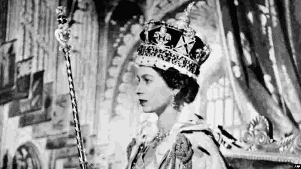 Королева Елизавета II в день ее коронации 2 июня 1953 года. Елизавета унаследовала трон после смерти ее отца короля Георга VI 6 февраля 1952 года. Впервые в истории церемония коронации транслировалась по телевидению 