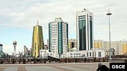 Астананың әкімшілік орталығындағы алаң. 10 сәуір 2007 ж.