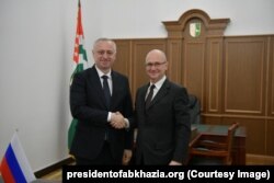 ბადრა გუნბა და სერგეი კირიენკო (მარჯვენა)