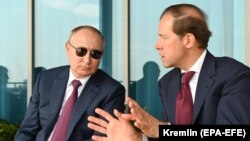 Vlagyimir Putyin orosz elnök és Denis Manturov, Oroszország ipari és kereskedelmi minisztere 2021-ben (Képünk illusztráció)