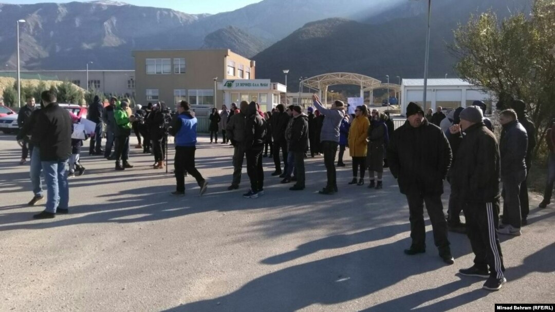 Građani Mostara na ulazu u depoiju Uborak