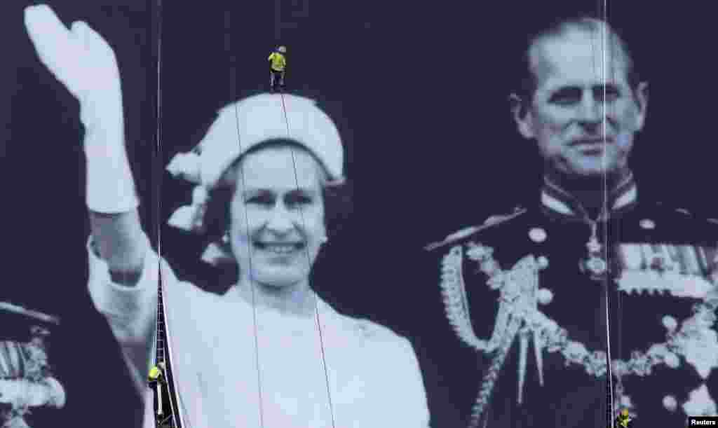 Фотография королевской семьи, сделанная в 1977 году, была вывешена на громадном полотне 25 мая 2012 года. 